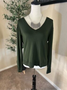 Athleta V Neck Emerald Green Sweater Top Thumbhole Sleeves Size Medium
